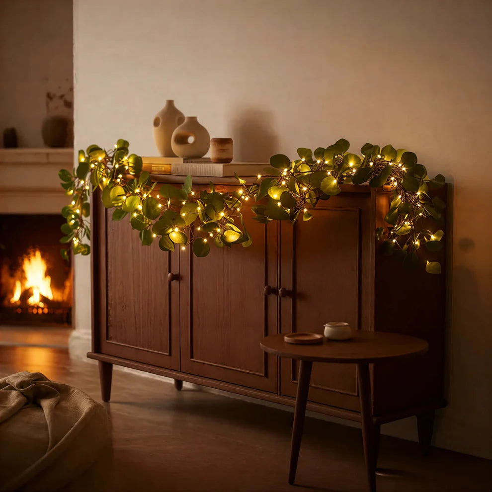 Dekoratyvinė švieselių girlianda su žalumos akcentais